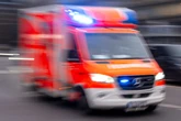 Auto knallt gegen Ampel: Ein Mensch tot, ein anderer auf der Flucht