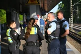 Blut an den Händen: Mann schubst 19-Jährigen ins Gleisbett und flüchtet