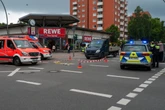Fußgängerin erfasst: Baustellen-Fahrzeug rollt plötzlich los