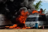 Wohnmobil fängt Feuer, dann greifen die Flammen auf weitere Camper über