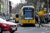 Prügelei in Dresdner Straßenbahn: Plötzlich pöbelt Angreifer los