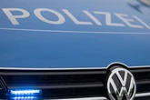 Dreister als die Polizei erlaubt: Räuber fahren mit Transporter mitten in Schaufenster