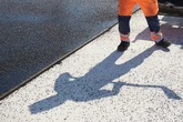 Streit eskaliert: Bauarbeiter drückt Kollegen in heißen Asphalt