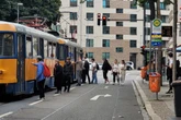Sie schlugen mit Reizgas zu: Polizei sucht Zeugen nach Raub an Leipziger Tram-Haltestelle