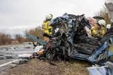 Kleintransporter kracht in Sattelschlepper: Junger Mann stirbt noch an Unfallstelle