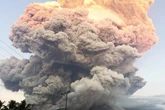 Vulkan spuckt Aschesäule in gigantischer Höhe aus