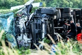 Unfall mit schwer verletztem Lkw-Fahrer auf A5: Grundwasser und Bach verseucht?