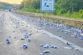 Hier brauchen die Fahrzeuge Flügel: Red-Bull-Dosen blockieren die Fahrbahn