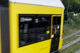 Ampel außer Betrieb: Straßenbahn kollidiert mit Mitsubishi