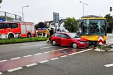 Bus fährt über Verkehrsinsel in Gegenverkehr: Drei Menschen verletzt