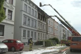 Feuer in Mehrfamilienhaus: Frau springt aus Fenster, Mann stirbt
