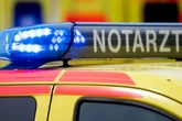 Motorradfahrer knallt gegen Baum und stirbt an Unfallstelle