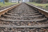 Schock-Moment auf Bahnstrecke: Betrunkener geht mit Küchenmessern auf Gleisen spazieren