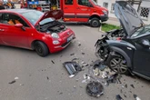 Fiat gerät in Gegenverkehr und kracht gegen Dacia