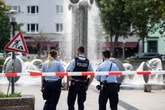 Brutaler Angriff am Ebertplatz: Mann greift Senior von hinten an und tritt ihm ins Gesicht