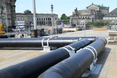 Wann verschwinden die Rohre von der Augustusbrücke? SachsenEnergie wartet ab