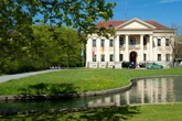Mann treibt im Brunnen an der Staatskanzlei: Polizei gibt neue Details bekannt