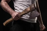Mann bekommt vergessene Geldbörse zurück, dann greift er wütend zur Axt