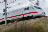 ICE auf Schnellfahrstrecke liegengeblieben: Über 200 Reisende müssen evakuiert werden!
