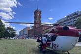 Tödlicher Unfall vor dem Roten Rathaus: Rettungshubschrauber im Einsatz