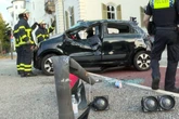 Schwerer Kreuzungscrash! Renault kracht mit Taxi zusammen und wird gegen Ampel geschleudert