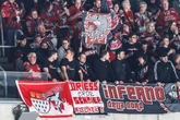 Eisbären-Chaoten attackieren Fanbus der Kölner Haie mit Stangen und Flaschen