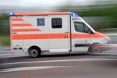 Fußgänger geht bei Rot über die Straße - und wird von Lkw erfasst