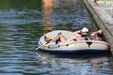 Schilder ignoriert: Drei Männer geraten mit Schlauchboot in gefährliche Isar-Wasserwalze