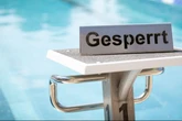 Feuerwehr räumt Schwimmbad in NRW: Mehr als 500 Badegäste müssen plötzlich raus