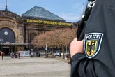 Mit Messer bewaffnet: Alkoholisierter Teenager sorgt am Bahnhof Neustadt für Unruhe