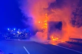 Sattelzug mit 21 Tonnen Arbeitsplatten in Vollbrand - Vollsperrung auf der A7