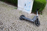 Mann kracht in E-Scooter und liegt bewusstlos am Boden - Zeugensuche läuft