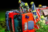 Crash bei Einsatzfahrt: Feuerwehrauto kippt um - Sechs Retter verletzt