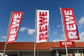 Ladendieb im Rewe auf frischer Tat ertappt, doch er entkommt
