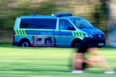 Junger Mann wird mit Messern bedroht und rettet sich mit Sprung in die Saale