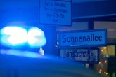Mann vor Motorrad in Beine geschossen: Polizei jagt Täter