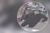 Teenager im Kiosk bedroht: Wer kennt diesen Mann mit Messer?