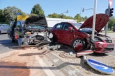 Bei Rot gefahren? Mehrere Verletzte nach heftigem Unfall nahe Flughafen