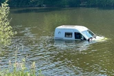 Abkühlung der besonderen Art: Frau lenkt Wohnmobil plötzlich in Fluss
