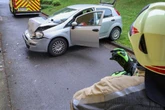 Fiat rollt Abhang hinunter und kracht gegen Hauswand