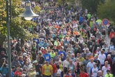 Internationale Flitzer und bunte Kostüme: Magdeburg Marathon zieht Tausende an
