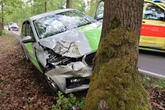 Škoda kracht in Chemnitz gegen Baum