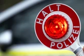 "Du Depp": Frau nötigt Auto mit Lichthupe, doch es ist die Polizei