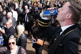 Bier-Beerdigung: Auf einmal öffnen alle Gäste eine Dose