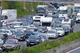 Rasthof-Mitarbeiter entdeckt seltsame Kartons: A7 wegen Gefahr abgesperrt