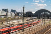 16-Jähriger will am Dresdner Hauptbahnhof auf Güterzug springen und wird eingeklemmt