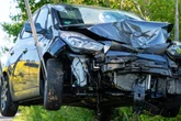 Auto gerät auf Gegenfahrbahn und kracht in Motorrad: Zwei Tote