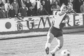 Er schrieb Elfmeter-Geschichte: Die Fußballwelt trauert um Dieter Thun (†86)