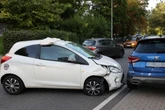 Ford kracht in parkenden Seat: Eine Person verletzt