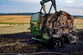 Erntemaschine geht in Flammen auf und sorgt für Flächenbrand in Mittelhessen